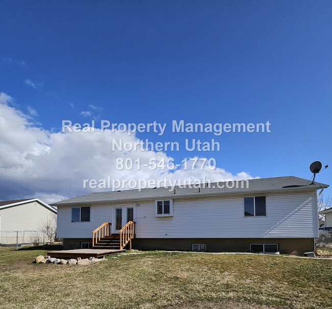 Building Photo - Stunning 4 Bedroom 3 Bath Syracuse Home