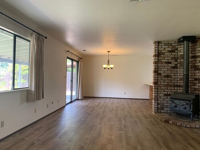 Building Photo - Make this your new home!