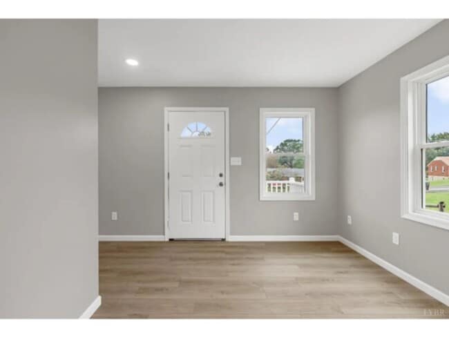 Building Photo - 3 Bedroom 1 Bathroom