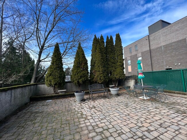 Building Photo - 10 S Eckar St