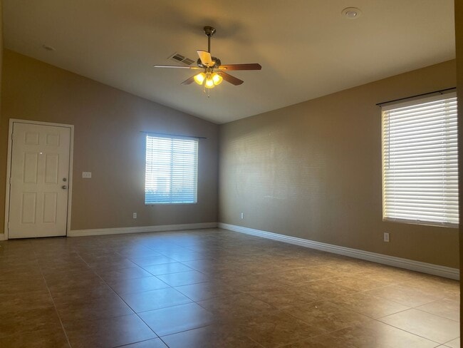 Building Photo - Great 1 story home, 3brs, 2bth, 2cg