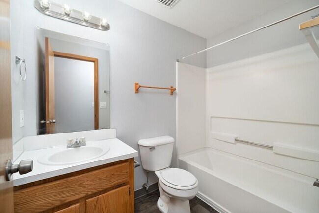 Building Photo - 3 bedroom townhouse with Garage!! Wont last! Call Now!!