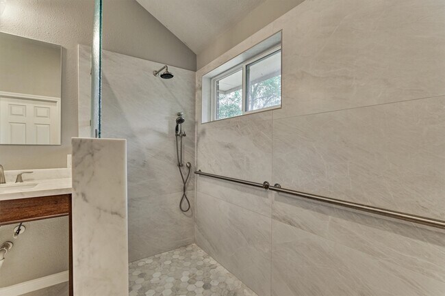 Building Photo - 27 E Russet Grove Cir