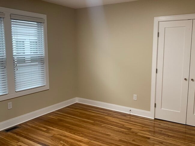 Building Photo - 115 Shore Dr