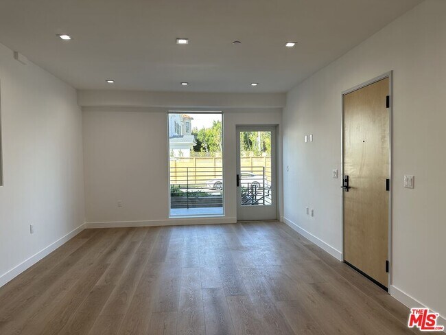 Building Photo - 9842 Vidor Dr