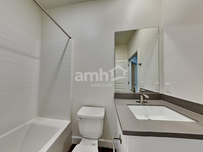 Building Photo - 1713 Viaggio Ave