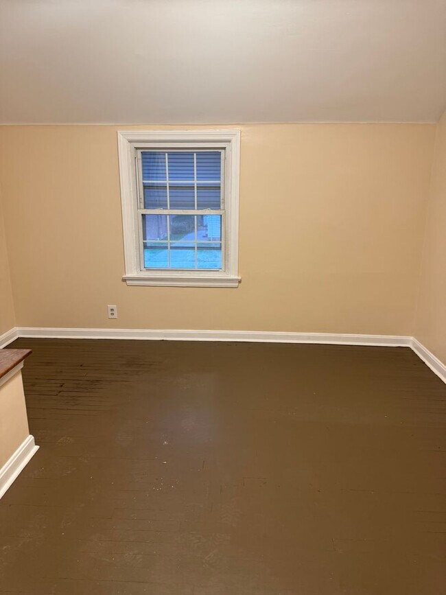 Building Photo - Lee/Harvard 3 Bedroom Single water/sewer i...