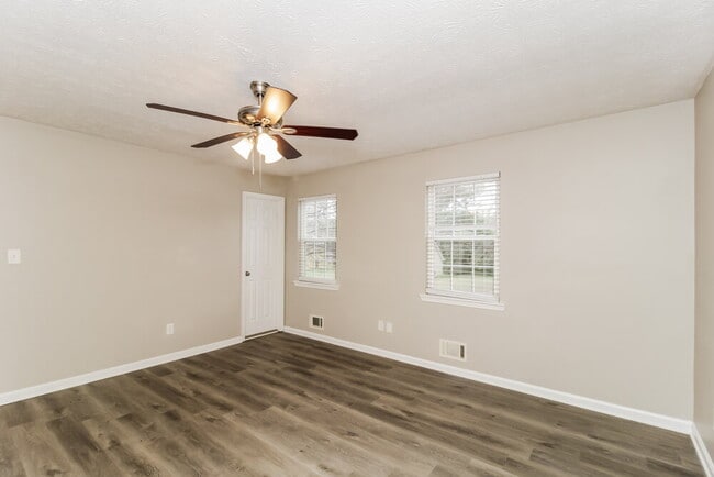 Building Photo - 6492 Meadowlark Dr