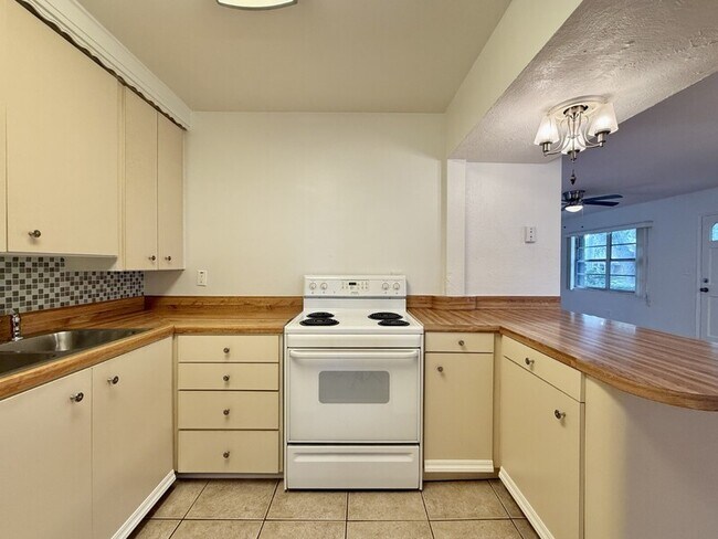 Building Photo - 1502 W Country Club Dr