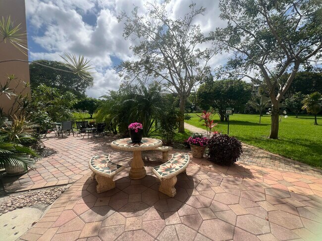 Building Photo - 2615 NE 3rd Ct