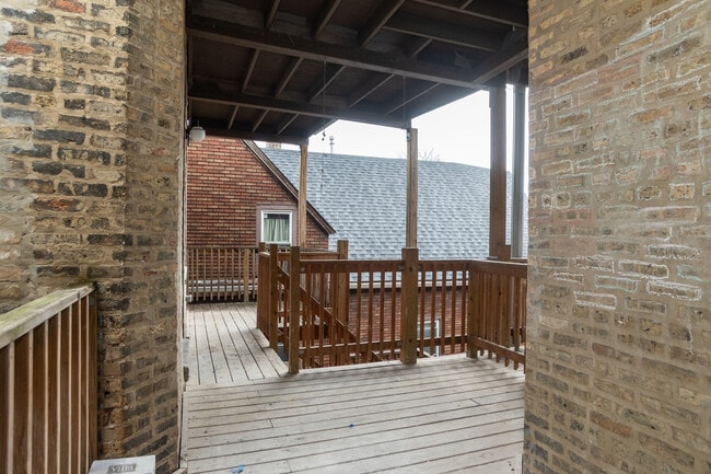 Building Photo - 2256 N Sawyer Ave