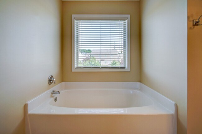 Building Photo - Gorgeous 4/5 BR, 3 BA, 2 Car Garage Home with Fenced Backyard and Large Storage Unit