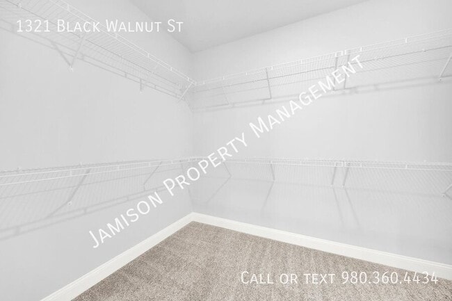 Building Photo - 1321 Black Walnut St