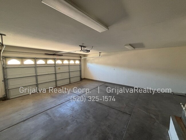 Building Photo - Beautiful 3 BR House in Gated Community (I...