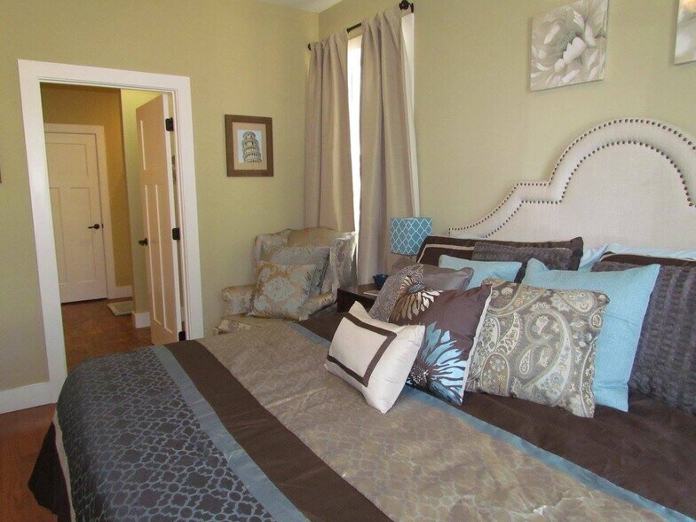 Building Photo - 14 Constitution Ct