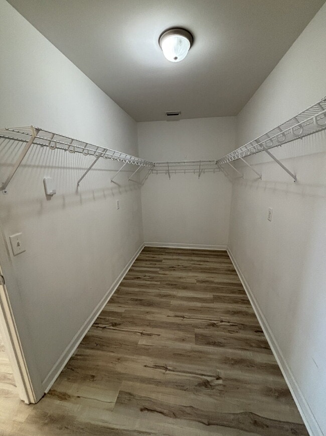 Building Photo - 472 Jester St