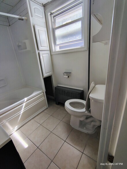 Building Photo - 463 Linden St