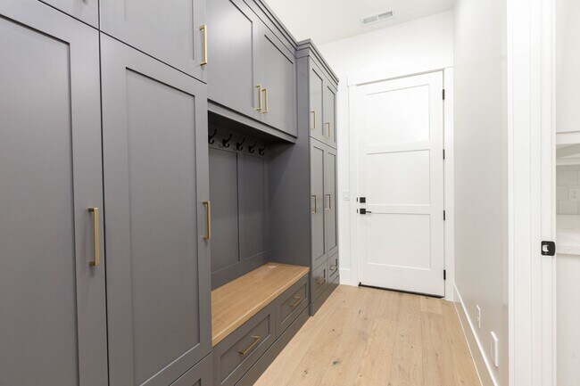 Building Photo - 6 bedroom with RV Garage and Hot Tub