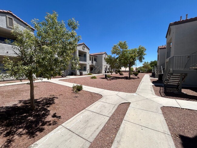 Building Photo - MOVE IN SPECIAL: $1000 OFF RENT WITH THIS SPACIOUS TOP FLOOR 2 BEDROOM 2 BATH CONDO