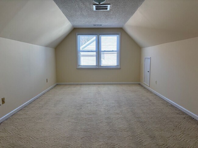 Building Photo - 3 Bedroom Home With Large Bonus Room Convenient to US 421