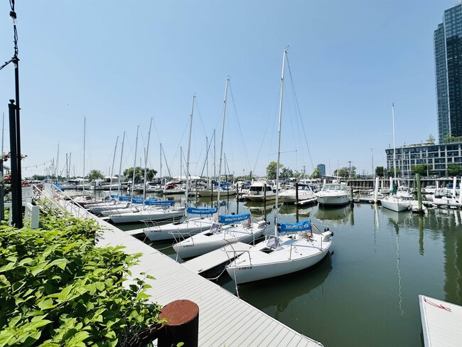 Building Photo - 66 Morris St