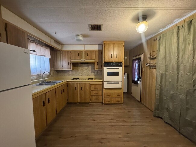Building Photo - 2BRE 2BA close to Hwy 95, Shopping, Parks, Colorado River