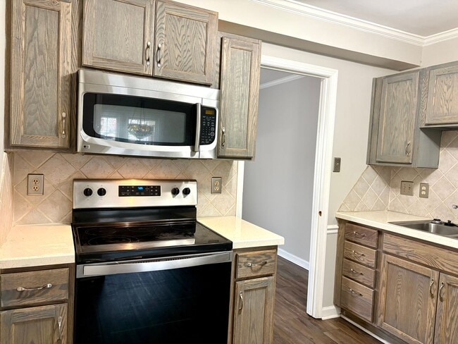 Building Photo - 3 Bedroom Townhome in Western Guilford District