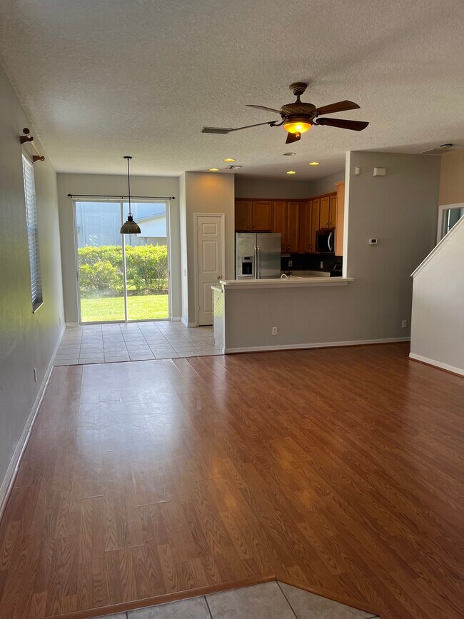 living room - 1018 Bella Vista Dr NE