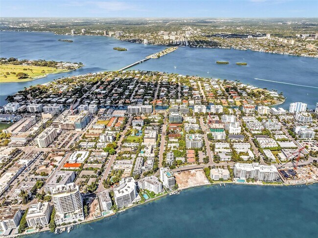 Building Photo - 9901 E Bay Harbor Dr