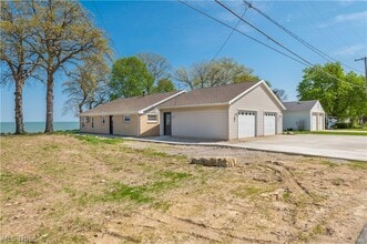 Building Photo - 3844 Edgewater Dr