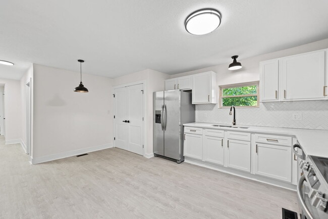 Building Photo - 2217 Cityview Ave