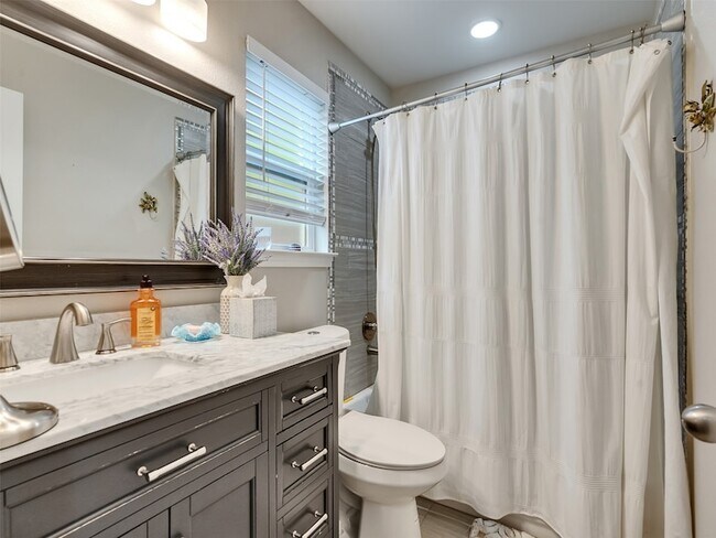Building Photo - 10309 Chesterfield Dr