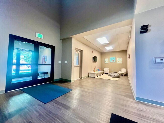 Building Photo - 225 Hi Country Dr