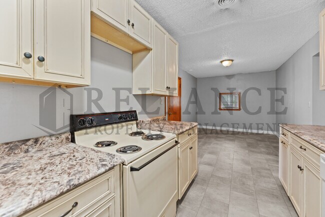 Building Photo - 6114 E Rockwood Rd