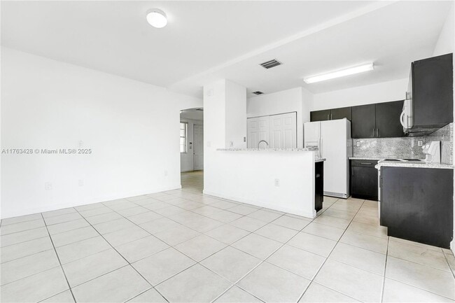Building Photo - 1555 NE 33rd Rd