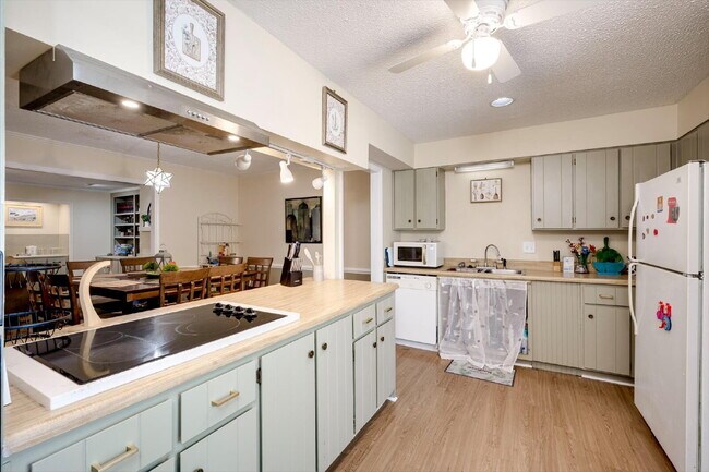 Building Photo - Fully Furnished Home