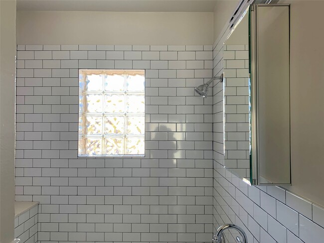 Building Photo - 1912 Sul Ross St