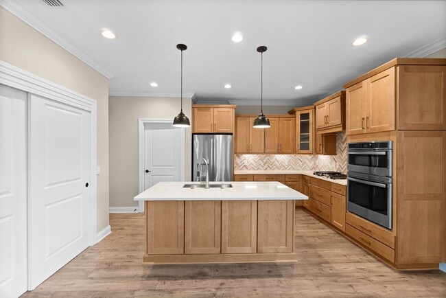 Building Photo - Luxury Maintenance-Free Former Model Home in Grove City – 2 Bed, 2 Bath Ranch