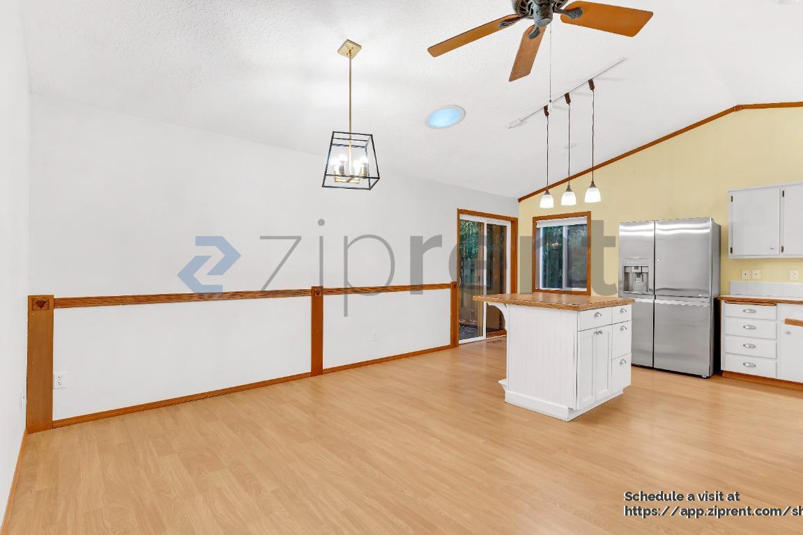 Building Photo - 9380 SW Sagert St