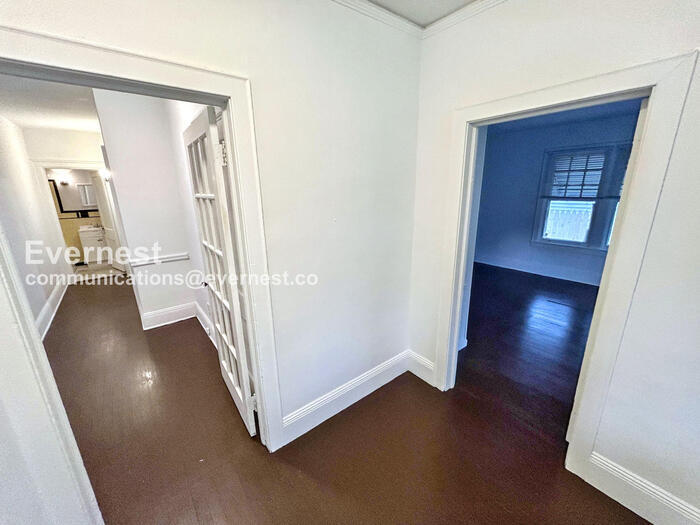 Building Photo - 802 E Broadway