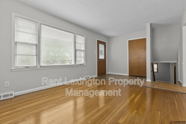 Building Photo - 2124 Violet Rd