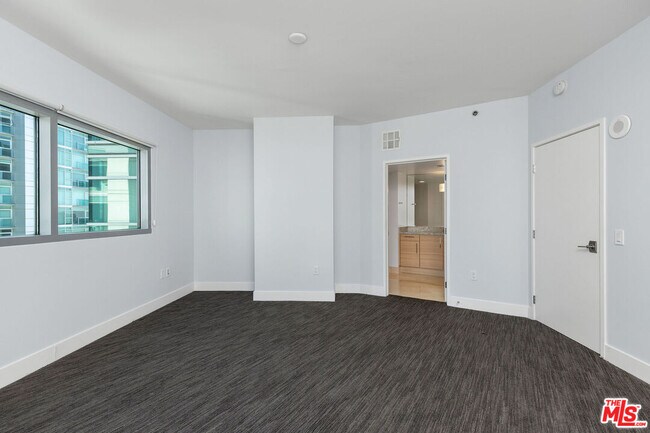 Building Photo - 13650 Marina Pointe Dr