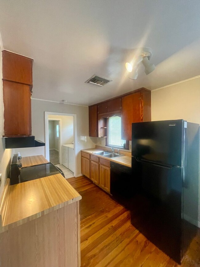 Building Photo - 3 Bed 2 Bath Home w/ Hardwood Floors and L...