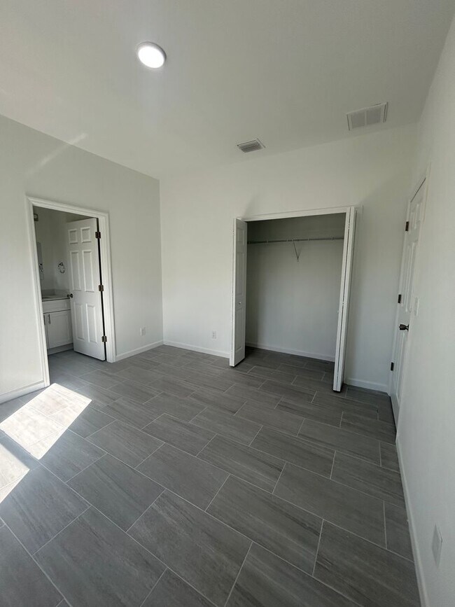 Building Photo - Brand-New Modern 2BR/2BA Home with Garage- In Serene Lake Placid Location