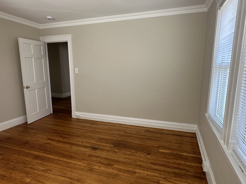 Building Photo - 547 Hyde Park Ave