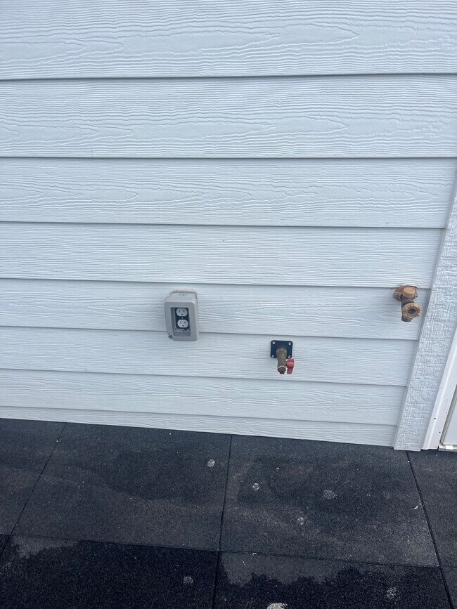 Building Photo - New Construction, 2 bed, 3 bath Row Home, ...