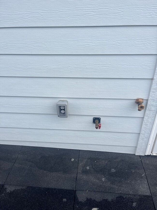 Building Photo - New Construction, 2 bed, 3 bath Row Home, with 2 car garage, fireplace, and rooftop deck!