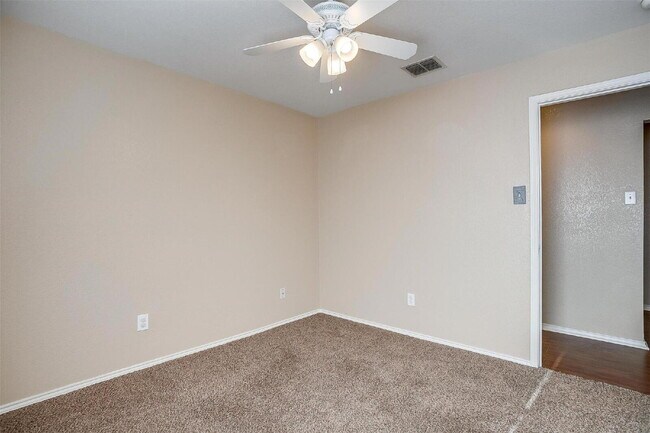 Building Photo - Spacious 3 bed, 2 bath Home in Crowley