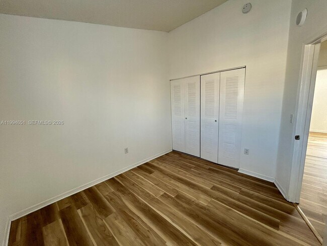 Building Photo - 6255 SW Kendale Lakes Cir