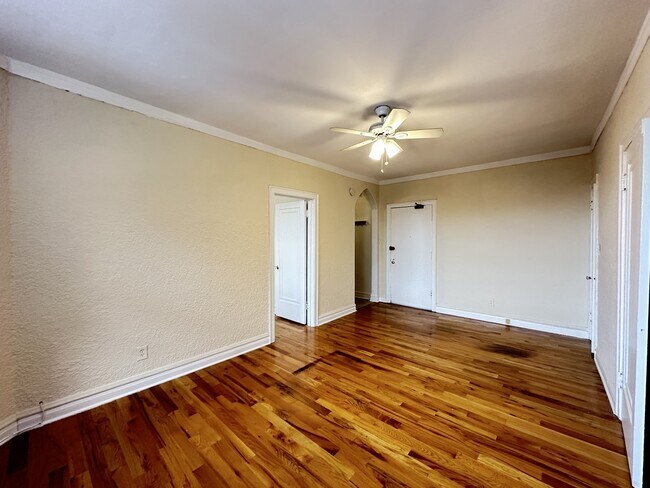 Building Photo - 4834 N Damen Ave